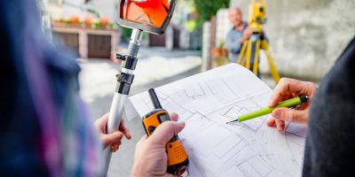 Geodeta czytający mapę